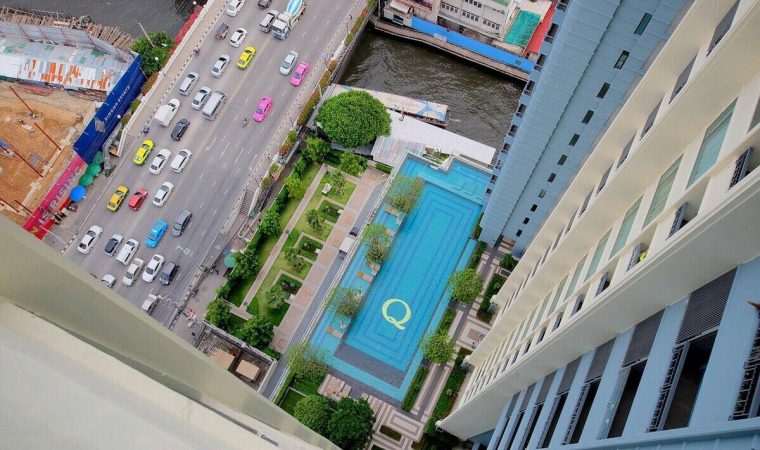 Q-Asoke-2-beds-1-bath-For-Sale-Swimming-pool-view-660x600
