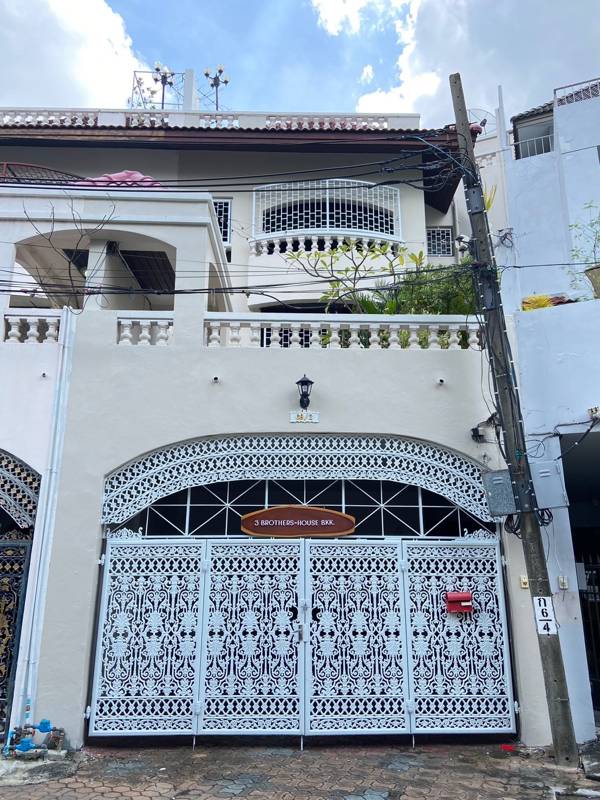 House in Sukhumvit 63 (Ekamai Soi 4) · 6 bedroom · 450 SqM · Floor 4 · Watthana, Bangkok · Photo 1 House in Sukhumvit 63 (Ekamai Soi 4) 6-bedroom Townhouse in Watthana, Bangkok – photo 1