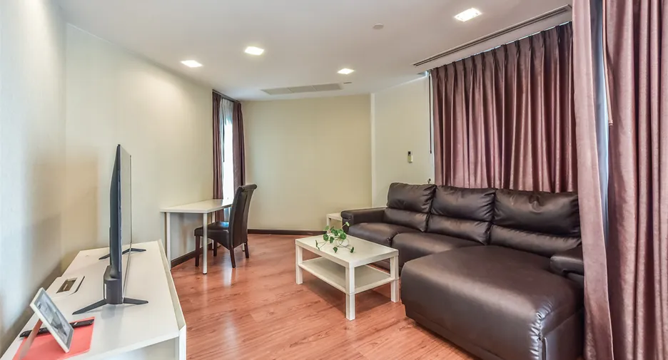 Sathorn Gardens · 3 bedroom · 200 SqM · Floor 32 · Silom, Bangkok · Photo 2 Sathorn Gardens 3-bedroom Condo in Silom, Bangkok – photo 2