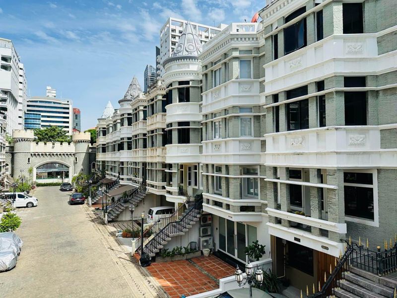 Chicha Castle · 4 bedroom · 350 SqM · Asoke, Bangkok · Photo 1 Chicha Castle 4-bedroom Townhouse in Asoke, Bangkok – photo 1