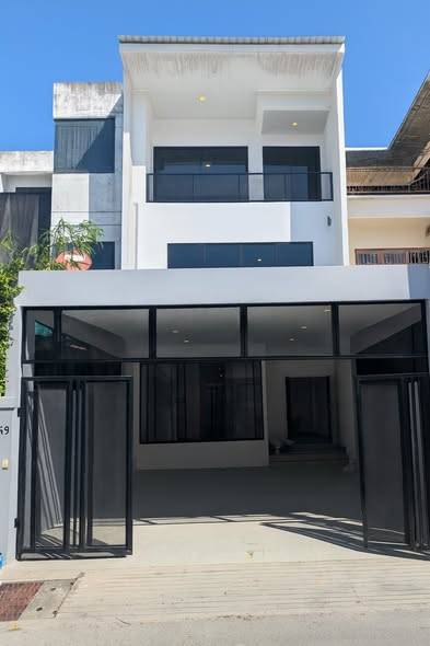 3-Storey Townhouse with Private Pocket Garden on Onnut Soi 12 · 6 bedroom · 440 SqM · Floor 3 · Suan Luang, Bangkok · Photo 1 3-Storey Townhouse with Private Pocket Garden on Onnut Soi 12 6-bedroom Townhouse in Suan Luang, Bangkok – photo 1