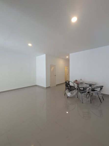 3-Storey Townhouse with Private Pocket Garden on Onnut Soi 12 · 6 bedroom · 440 SqM · Floor 3 · Suan Luang, Bangkok · Photo 2 3-Storey Townhouse with Private Pocket Garden on Onnut Soi 12 6-bedroom Townhouse in Suan Luang, Bangkok – photo 2
