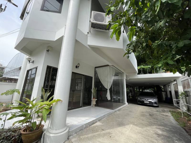 3-Bedroom Detached House for Rent Near BTS Bang Chak, On Nut & Punnawithi (6 Bat · 3 bedroom · 440 SqM · Khlong Toei, Bangkok · Photo 2 3-Bedroom Detached House for Rent Near BTS Bang Chak, On Nut & Punnawithi (6 Bat 3-bedroom Detached House in Khlong Toei, Bangkok – photo 2