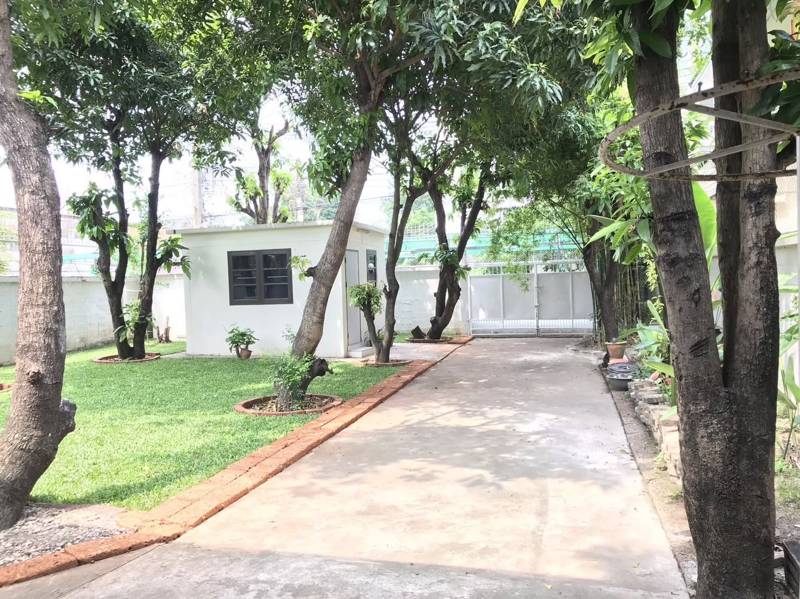3-Bedroom Detached House for Rent Near BTS Bang Chak, On Nut & Punnawithi (6 Bat · 3 bedroom · 440 SqM · Khlong Toei, Bangkok · Photo 4 3-Bedroom Detached House for Rent Near BTS Bang Chak, On Nut & Punnawithi (6 Bat 3-bedroom Detached House in Khlong Toei, Bangkok – photo 4