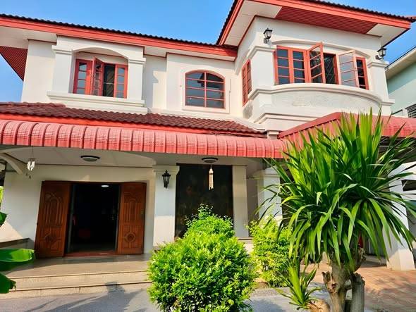 4 Bedroom Detached House with Private Garden · 4 bedroom · 400 SqM · Floor 2 · Chatuchak, Bangkok · Photo 1 4 Bedroom Detached House with Private Garden 4-bedroom Detached House in Chatuchak, Bangkok – photo 1