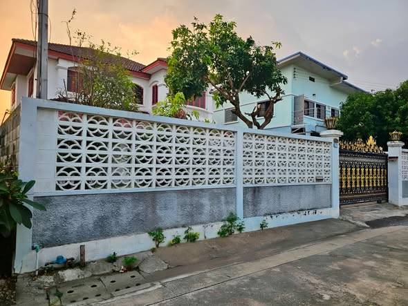 4 Bedroom Detached House with Private Garden · 4 bedroom · 400 SqM · Floor 2 · Chatuchak, Bangkok · Photo 3 4 Bedroom Detached House with Private Garden 4-bedroom Detached House in Chatuchak, Bangkok – photo 3