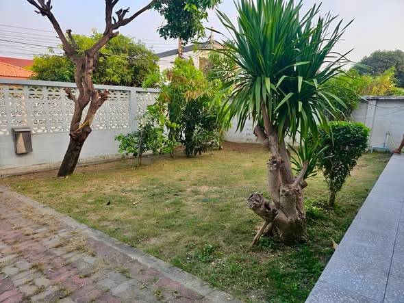 4 Bedroom Detached House with Private Garden · 4 bedroom · 400 SqM · Floor 2 · Chatuchak, Bangkok · Photo 4 4 Bedroom Detached House with Private Garden 4-bedroom Detached House in Chatuchak, Bangkok – photo 4