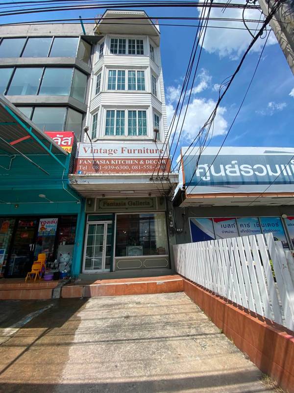 Corner unit commercial building near Bearing MRT · 400 SqM · Floor 1 · Photo 1 Corner unit commercial building near Bearing MRT Land – photo 1