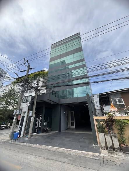 5-story residential building with maid room for rent in Thonglor 23 · 4 bedroom · 900 SqM · Floor 5 · Photo 1 5-story residential building with maid room for rent in Thonglor 23 4-bedroom Commercial Building – photo 1