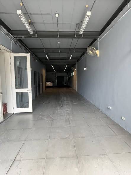5-story residential building with maid room for rent in Thonglor 23 · 4 bedroom · 900 SqM · Floor 5 · Photo 2 5-story residential building with maid room for rent in Thonglor 23 4-bedroom Commercial Building – photo 2