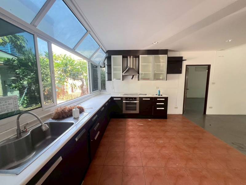 Thong Lo 4-Bedroom House with Private Garden · 4 bedroom · 288 SqM · Photo 1 Thong Lo 4-Bedroom House with Private Garden 4-bedroom Detached House – photo 1
