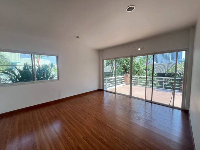 Thong Lo 4-Bedroom House with Private Garden · 4 bedroom · 288 SqM · Photo 3 Thong Lo 4-Bedroom House with Private Garden 4-bedroom Detached House – photo 3