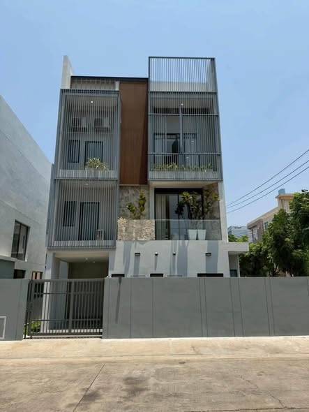 Preecha Ramkhamhaeng Housing · 4 bedroom · 266.4 SqM · Photo 1 Preecha Ramkhamhaeng Housing 4-bedroom Detached House – photo 1