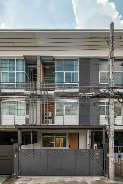 Modern Loft Townhome near MRT Sukhumvit 71 · 4 bedroom · 206 SqM · Lat Phrao, Bangkok · Photo 1 Modern Loft Townhome near MRT Sukhumvit 71 4-bedroom Townhouse in Lat Phrao, Bangkok – photo 1