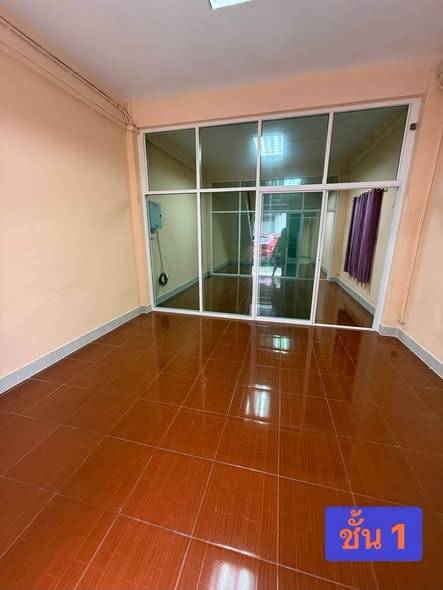 Rent: 3-Storey Commercial Building Near Terminal 21 Rama 3 · 76 SqM · Sathon, Bangkok · Photo 2 Rent: 3-Storey Commercial Building Near Terminal 21 Rama 3 Land in Sathon, Bangkok – photo 2