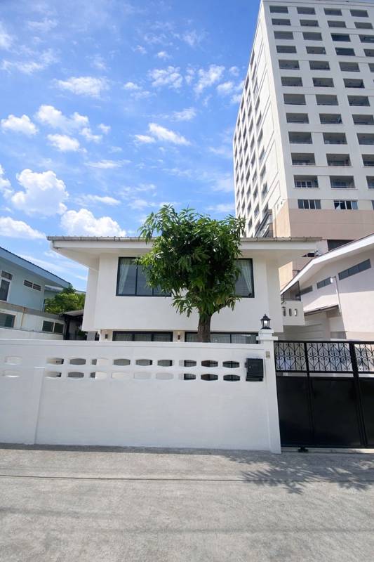 Pet Friendly 4-Bedroom Detached House in Huai Khwang · 4 bedroom · 200 SqM · Floor 2 · Ratchada, Bangkok · Photo 1 Pet Friendly 4-Bedroom Detached House in Huai Khwang 4-bedroom Detached House in Ratchada, Bangkok – photo 1