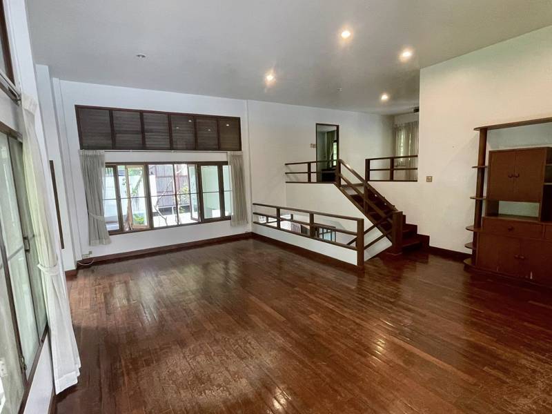 Garden View House with Maid's Quarter in Ruamrudee · 2 bedroom · 220 SqM · Photo 2 Garden View House with Maid's Quarter in Ruamrudee 2-bedroom Detached House – photo 2
