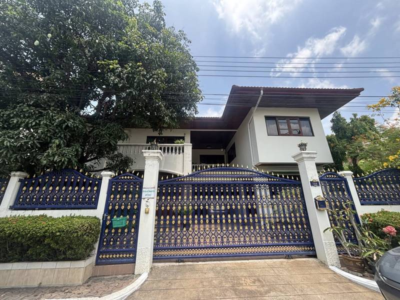Detached House with Maid Room in Sukhumvit, Phukamart Village · 4 bedroom · 268 SqM · Khlong Toei, Bangkok · Photo 1 Detached House with Maid Room in Sukhumvit, Phukamart Village 4-bedroom Detached House in Khlong Toei, Bangkok – photo 1