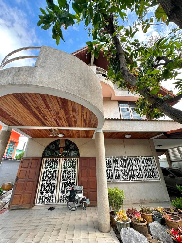 3-Storey Detached House with Private Soi · 4 bedroom · 400 SqM · Floor 3 · Photo 3 3-Storey Detached House with Private Soi 4-bedroom Detached House – photo 3