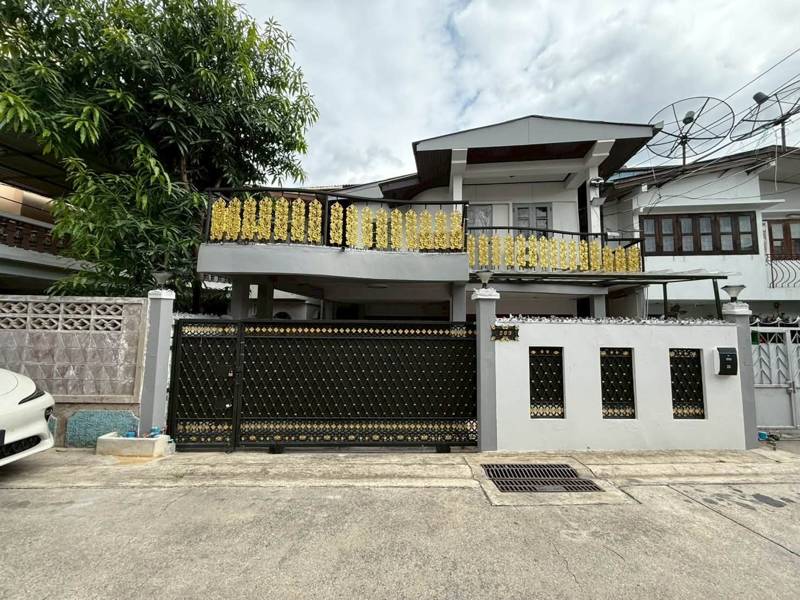 Two-Storey House Near Khlong Toei · 2 bedroom · 100 SqM · Floor 2 · Photo 1 Two-Storey House Near Khlong Toei 2-bedroom Detached House – photo 1