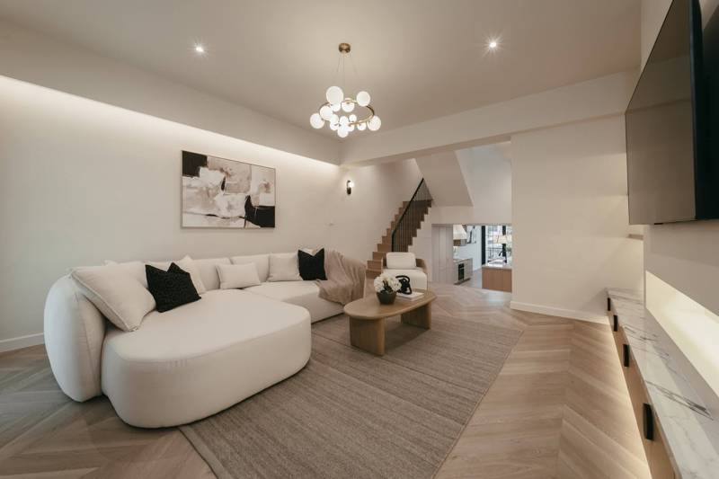 5 Bedroom Townhouse with Maid Room near Ekkamai Thonglor · 5 bedroom · 350 SqM · Floor 2 · Khlong Toei, Bangkok · Photo 2 5 Bedroom Townhouse with Maid Room near Ekkamai Thonglor 5-bedroom Townhouse in Khlong Toei, Bangkok – photo 2