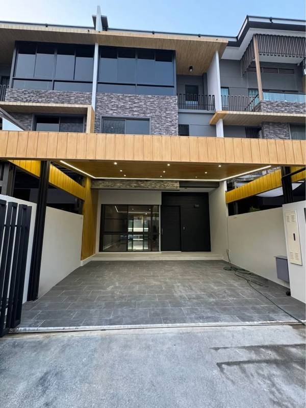 The Landmark Ekamai-Ramindra · 3 bedroom · 224 SqM · Lat Phrao, Bangkok · Photo 1 The Landmark Ekamai-Ramindra 3-bedroom Townhouse in Lat Phrao, Bangkok – photo 1