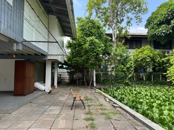 Soi Sasana 2 Single House with Private Waterfront · 4 bedroom · Photo 1 Soi Sasana 2 Single House with Private Waterfront 4-bedroom Detached House – photo 1