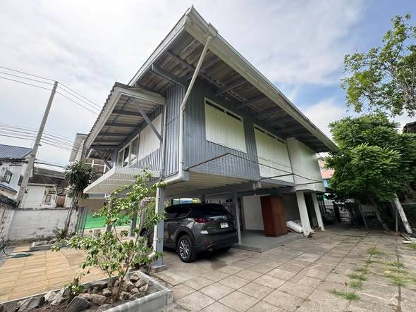 Soi Sasana 2 Single House with Private Waterfront · 4 bedroom · Photo 4 Soi Sasana 2 Single House with Private Waterfront 4-bedroom Detached House – photo 4