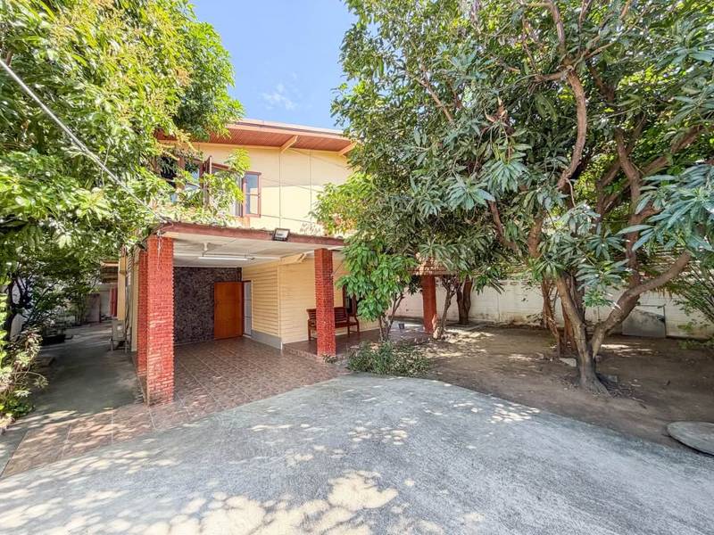 Heritage House with Private Parking, Ekkamai Soi 10 · 200 SqM · Floor 2 · Ekkamai, Bangkok · Photo 1 Heritage House with Private Parking, Ekkamai Soi 10 Land in Ekkamai, Bangkok – photo 1