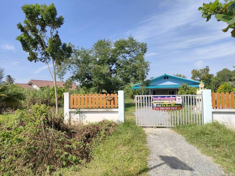 Nakhon Pathom Land with House on Main Road · 3 bedroom · 5525 SqM · Photo 1 Nakhon Pathom Land with House on Main Road 3-bedroom Detached House – photo 1