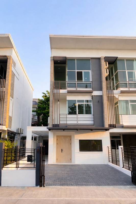 3.5-Storey Corner Townhome Near Ladprao 71 · 4 bedroom · 225 SqM · Lat Phrao, Bangkok · Photo 1 3.5-Storey Corner Townhome Near Ladprao 71 4-bedroom Detached House in Lat Phrao, Bangkok – photo 1