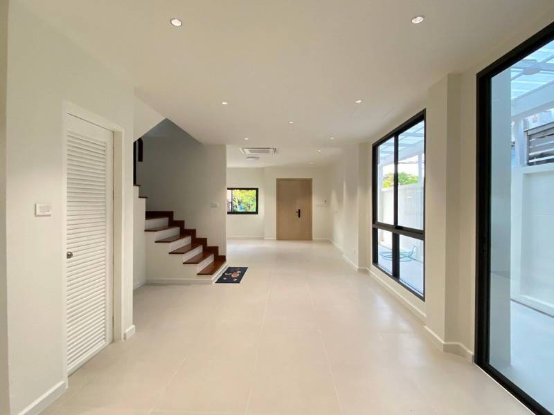 3.5-Storey Corner Townhome Near Ladprao 71 · 4 bedroom · 225 SqM · Lat Phrao, Bangkok · Photo 2 3.5-Storey Corner Townhome Near Ladprao 71 4-bedroom Detached House in Lat Phrao, Bangkok – photo 2