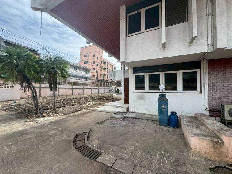 Land with Single House for Rent Sukhumvit 71 · 1 bedroom · 524 SqM · Khlong Toei, Bangkok · Photo 2 Land with Single House for Rent Sukhumvit 71 1-bedroom Detached House in Khlong Toei, Bangkok – photo 2