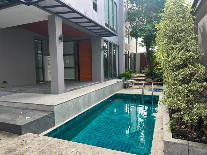 Sukhumvit 71 Pool Villa with Maid Room · 5 bedroom · 700 SqM · Khlong Toei, Bangkok · Photo 1 Sukhumvit 71 Pool Villa with Maid Room 5-bedroom Detached House in Khlong Toei, Bangkok – photo 1